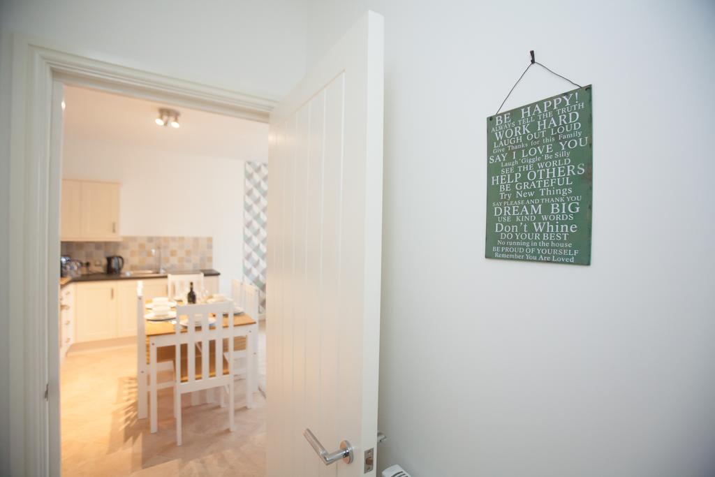 Comfortable Swindon Town Centre Apartments, Free Parking, Sleeps Up To 8 Exterior foto